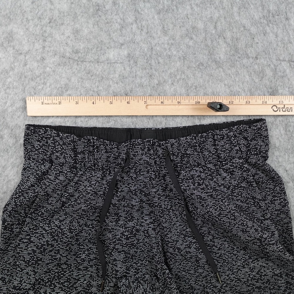 Lululemon Short Women 6 Black White Soundwave On The Fly 2.5" Athleisure Gym - Picture 5 of 10